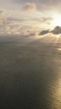 Tropik iklimlerde gün batımının hava aracı. Deniz Burnu. Weh Adası. Endonezya 'da. Dikey video.