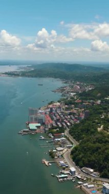 Malezya 'nın Borneo adasındaki Sandakan şehrinin deniz manzarası. Dikey video.