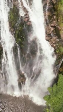 Dağlardaki güzel Efrata şelalesinin manzarası yavaş çekimde. Samosir, Endonezya. Dikey video.