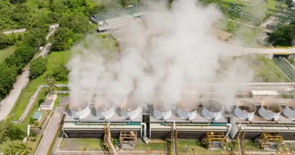 Jeotermal Enerji Üretim Tesisinin Üst Görüntüsü Buharlı Boruları Olan Bir — Stok video