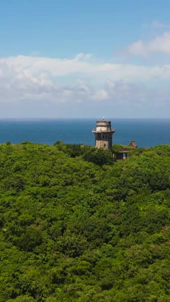 海と青空を背景にした岬の灯台 エンガノ岬 パラウイ島 サンタアナ フィリピン — ストック動画