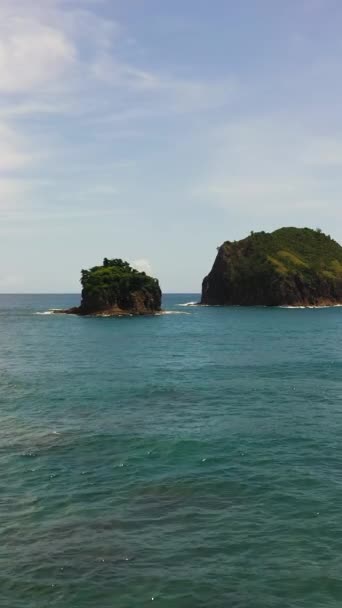 小さな島と青い海 サンタ カガヤン フィリピン — ストック動画