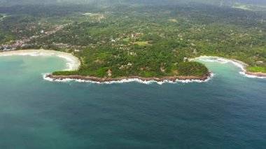 Körfezdeki kumsalın hava aracı, sörf için bir yer. Hiriketiya Sahili, Sri Lanka.
