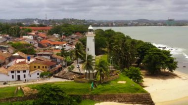 Tropik koloni kalesindeki eski deniz feneri. Sri Lanka, Galle Hollanda kalesi.