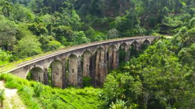 Dokuz Kemer Köprüsü 'nün hava aracı Ella şehrinin yakınlarındaki Demodara' da..