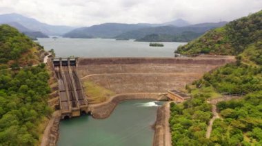 Dağlık bölgedeki baraj ve hidroelektrik santralinin havadan görüntüsü. Randenigala, Sri Lanka.