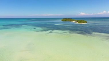 Tropik adanın havadan görünüşü ve denizde kumlu bir sahil. Tanduyong Adası, Filipinler.
