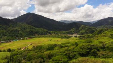 Orman ve yağmur ormanları arasındaki dağlardaki tarım arazilerinin en üst görüntüsü. Filipinler.