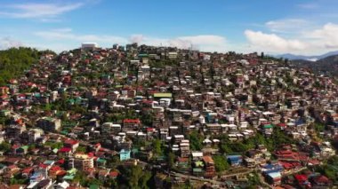 Renkli binalar ve evler Baguio şehrinin dağlık tepelerini kaplıyor. Filipinler, Luzon.