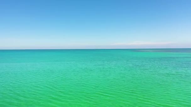 Mooie Witte Wolken Blauwe Hemel Kalme Zee — Stockvideo