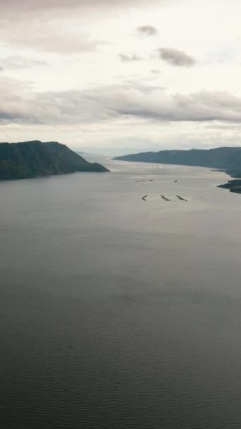 Lago Toba Las Montañas Sumatra Atardecer Indonesia Vídeo Vertical — Vídeo de stock