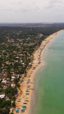 Trincomalee, Sri Lanka sahil beldesinin havadan görünüşü. Şehir plajı ve oteller. Dikey video.
