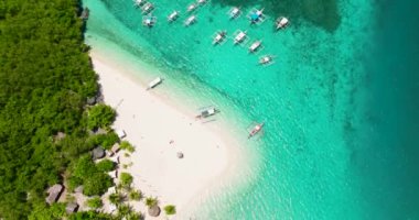 Turistlerle dolu güzel tropik plajların insansız hava aracı. Virgin Adası, Filipinler.