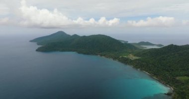 Weh adasının kıyılarında, koyları ve gölleri olan bir hava aracı. Tropik bir manzara. Ah, Endonezya.