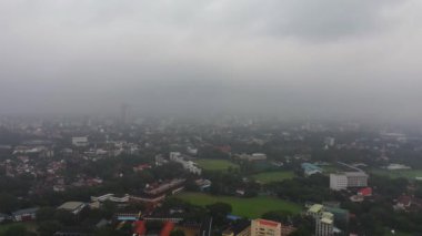 Sisin içinde gökdelenler olan Colombo şehrinin en üst görüntüsü.