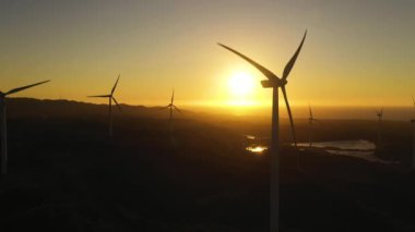 Kıyı şeridinde bir grup rüzgar türbini. Rüzgar santrali. Filipinler.