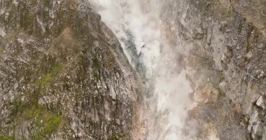 Sibayak yanardağının buharlı sülfürik fümerollü üst görüntüsü. Sumatra, Endonezya.
