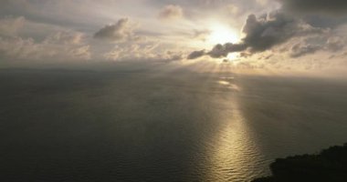 Tropik iklimlerde gün batımının hava aracı. Deniz Burnu. Weh Adası. Endonezya.