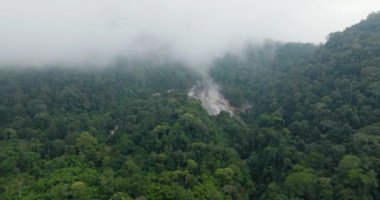 Orman ve tropikal orman arasında aktif Sibayak yanardağının yamacından gelen hava aracı. Tropiklerdeki dağ manzarası. Sumatra, Endonezya.
