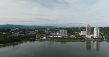 Modern binaları ve gökdelenleri olan Kota Kinabalu şehri. Borneo, Sabah, Malezya.