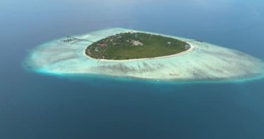 Tropiklerde plaj ve mercan resifleri olan adanın üst manzarası. Pom Pom Adası. Tun Sakaran Deniz Parkı. Borneo, Sabah, Malezya.