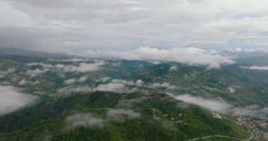 Yeşil tepeleri ve tarlaları olan dağ manzarası. Borneo, Sabah, Malezya.