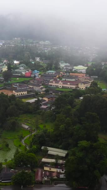 ヌワラエリヤの町は 山の中の霧と雲に覆われています スリランカ — ストック動画