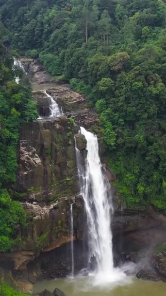 热带森林中瀑布的俯瞰 斯里兰卡阿伯丁瀑布 — 图库视频影像