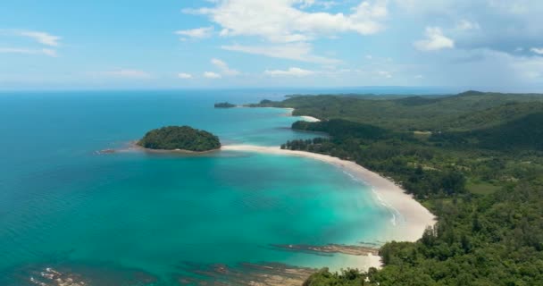 Letecký Pohled Tropickou Krajinu Písečnou Pláží Ostrovem Pláž Kelambu Borneo — Stock video