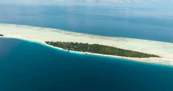 Letecký Pohled Ostrov Mataking Korálovém Útesu Nebo Atolu Písečnou Pláží — Stock video