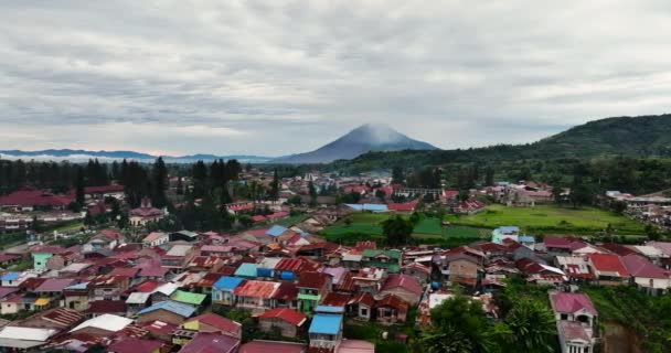 Città Berastagi Vulcano Sinabung Tramonto Sumatra Indonesia — Video Stock