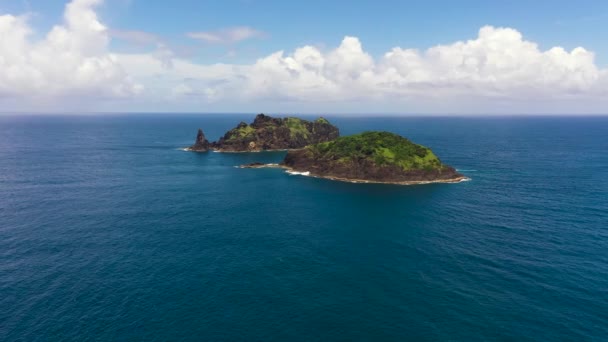 Une Île Dans Océan Bleu Sur Fond Ciel Bleu Nuages — Video