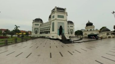 Medan, Endonezya - Sep 2, 2022: Mescid Raya Al-Mashun, tarihi eser ve Kuzey Sumatra 'daki en büyük cami.