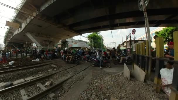 Indonésia Setembro 2022 Motocicletas Atravessam Ferrovia Jacarta Tráfego Cidade Indonésia — Vídeo de Stock
