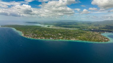 Otelleri ve dalış merkezleri olan Moalboal sahilinin en iyi manzarası. Dalgıçlar için popüler bir yer. Filipinler, Cebu.