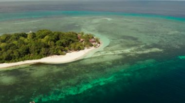 Tropik ada Mantigue ve kumlu plaj mercan resifleri ve mavi deniz ile çevrili, hava manzaralı. Kumsallı küçük bir ada. Yaz ve seyahat tatili konsepti, Camiguin Filipinleri Mindanao