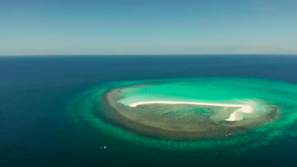 Тропічний Білий Острів Піщаний Пляж Туристами Оточеними Кораловим Рифом Блакитним — стокове відео