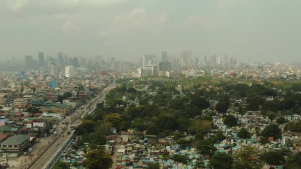 マニラ市 フィリピンの首都とマニラ北墓地 トップビュー 市内中心部の近代的な建物 — ストック動画