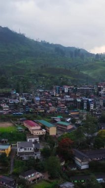 Dağlar ve çay tarlaları arasında Maskeliya kasabasının havadan görünüşü. Sri Lanka.