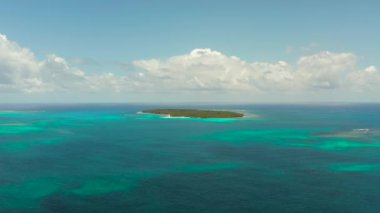 Gökyüzü ve bulutlara karşı mercan kayalıkları, adalar ve mercan kayalıkları olan mavi deniz manzarası. Siargao, Filipinler. Yaz ve seyahat tatil konsepti.