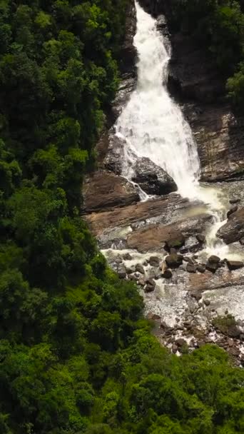 一个美丽的瀑布落在丛林中的山中 斯里兰卡Bopath Falls — 图库视频影像