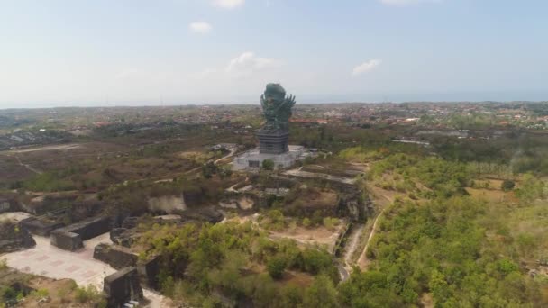 Luchtfoto Standbeeld Hindoe God Garuda Wisnu Kencana Standbeeld Bali Standbeeld — Stockvideo