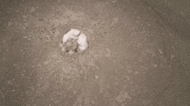 Mud Vulkaan Met Barstende Zeepbel Bloeden Kuwu Slow Motion Luchtfoto — Stockvideo