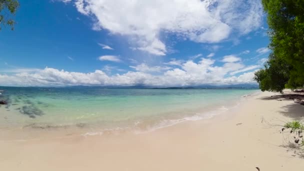 Piaszczysta Plaża Błękitny Ocean Borneo Malezja Plaża Mamutik — Wideo stockowe