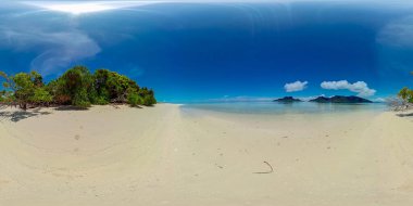 Tropik kumlu sahil ve mavi deniz. Malezya. Mantabuan Adası. VR 360.