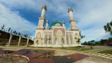 Sumatra, Endonezya - Sep 2, 2022: Kuzey Sumatra, Endonezya 'daki güzel cami.