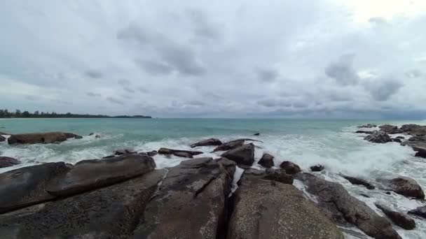 Seascape Rocky Beach Blue Sea Borneo Malaysia Kalampunian Beach — Stockvideo