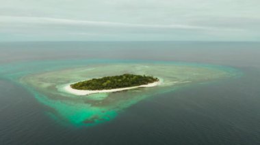 Tropikal adada mercan resifleriyle çevrili güzel bir sahil, üst manzara. Mantigue Adası. Kumsallı küçük bir ada. Yaz ve seyahat tatili konsepti, Camiguin, Filipinler, Mindanao