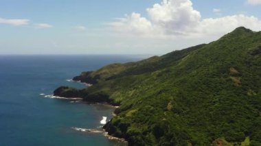 Orman ve mavi denizli tropikal adanın insansız hava aracı. Engano Burnu. Palaui Adası. Santa Ana Filipinleri.