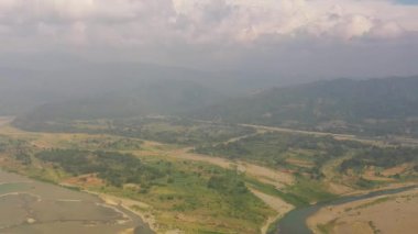 Kurak mevsimde bir dağ vadisindeki sığ nehrin havadan görünüşü. Luzon, Filipinler.